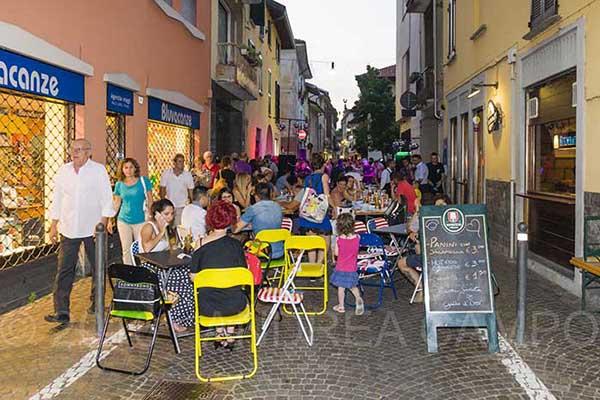 Galliate in festa con la grandiosa “notte bianca” (FOTOGALLERY)
