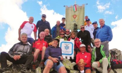 Il gonfalone del Comune di Borgomanero "conquista" la cima del Tagliaferro