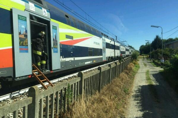 Incendio da alcune sterpaglie sotto a un convoglio in sosta a Galliate