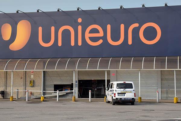 Ladri all’Unieuro di corso Vercelli