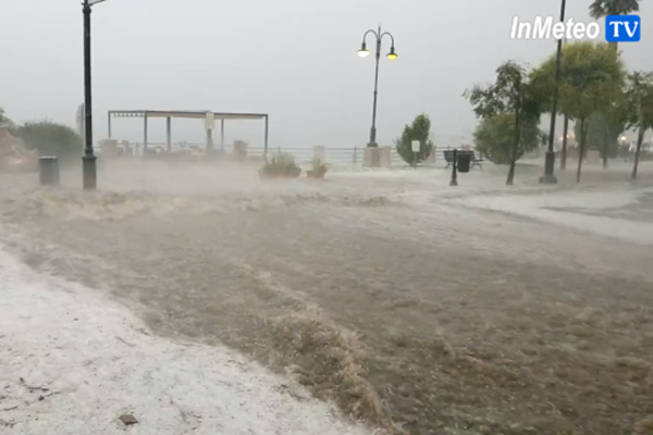 Maltempo a Baveno: le strade trasformate in fiume di acqua e di ghiaccio