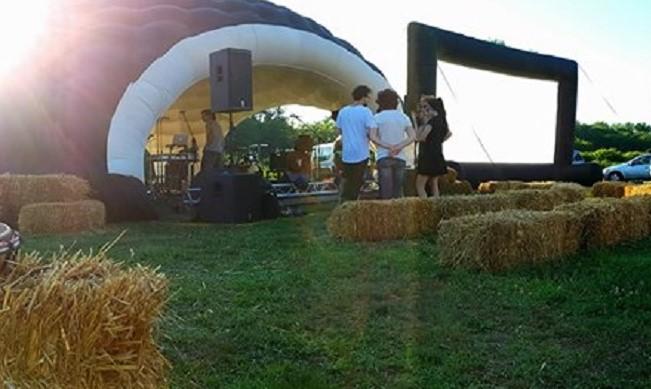 Musica dal vivo nell’arena di paglia