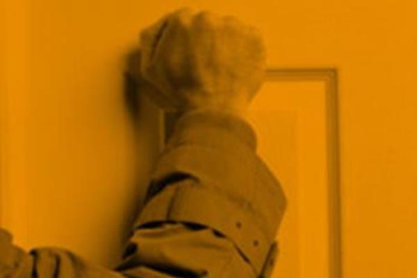 Si fingono Carabinieri e derubano un anziano