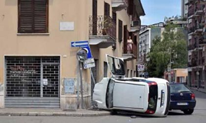 Tampona un’auto, fugge, fa un altro incidente e fugge ancora