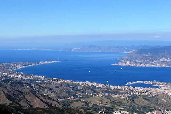 Attraversa a nuoto lo stretto di Messina