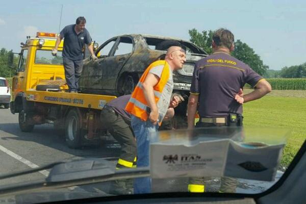 Auto prende fuoco, paura ad Oleggio