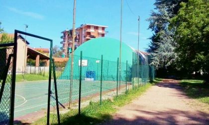 Borgomanero, la tensostruttura del calcetto trasformata in dormitorio abusivo