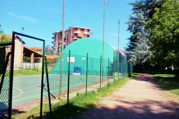 Borgomanero, la tensostruttura del calcetto trasformata in dormitorio abusivo