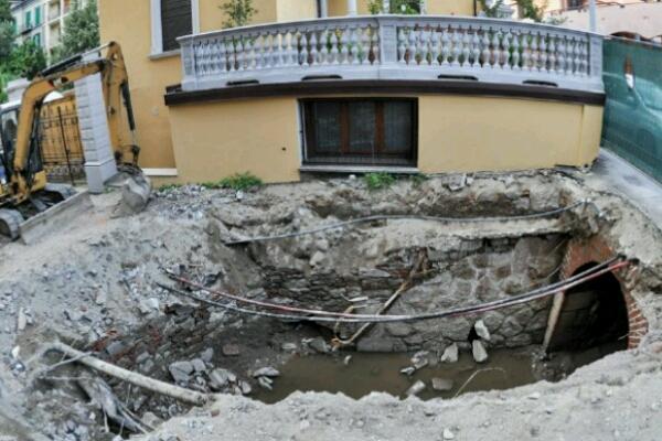 Cede la fogna, voragine ad Arona