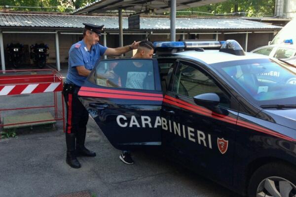 Raggira un settantenne davanti alla banca, prelevandogli 500 euro: arrestato