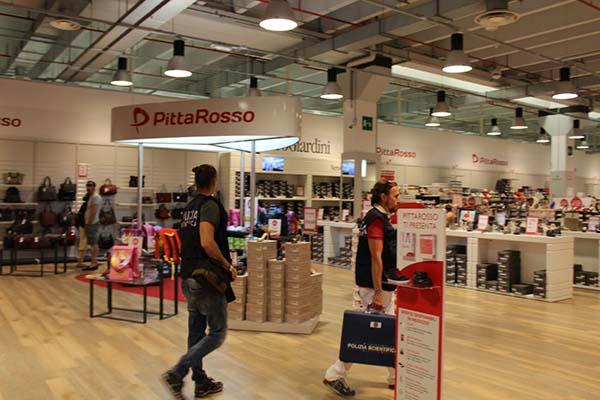 Rubano dalla cassaforte di un negozio del Centro commerciale