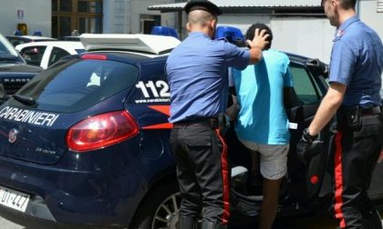 Scende in strada, trova un ladro in macchina e lo fa arrestare
