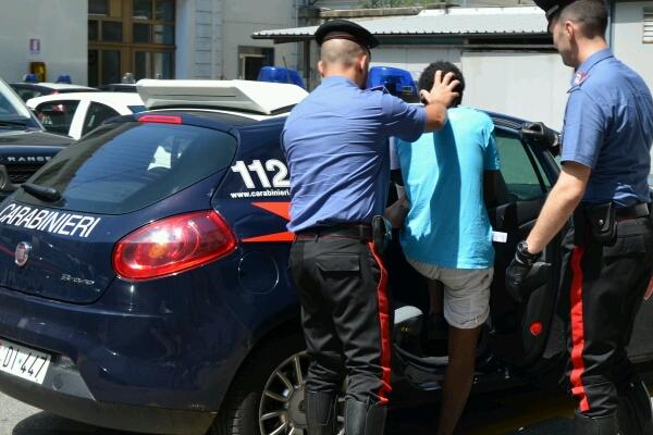 Scende in strada, trova un ladro in macchina e lo fa arrestare