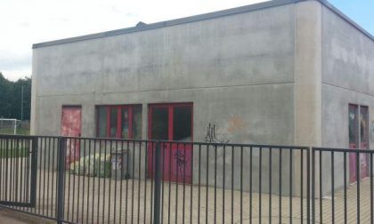 Vandali e rifiuti al palazzetto dello Sport di Romagnano Sesia