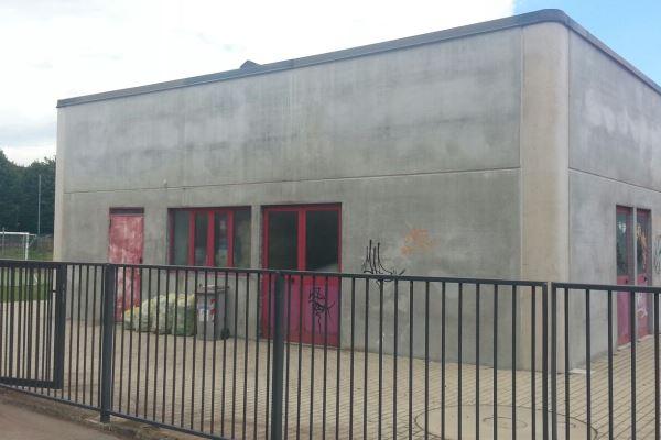 Vandali e rifiuti al palazzetto dello Sport di Romagnano Sesia