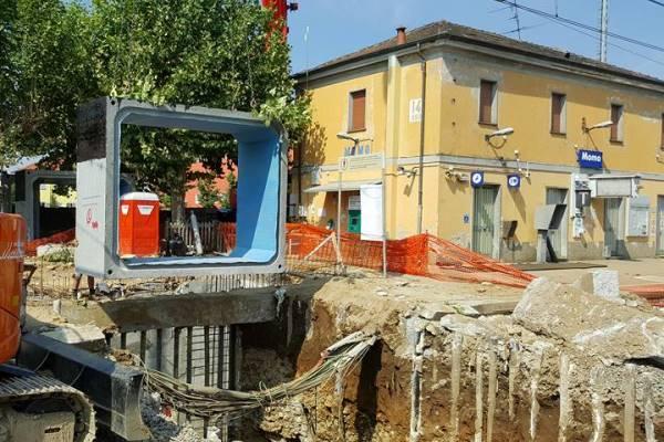 Via i binari a Momo, si lavora per il sottopasso pedonale