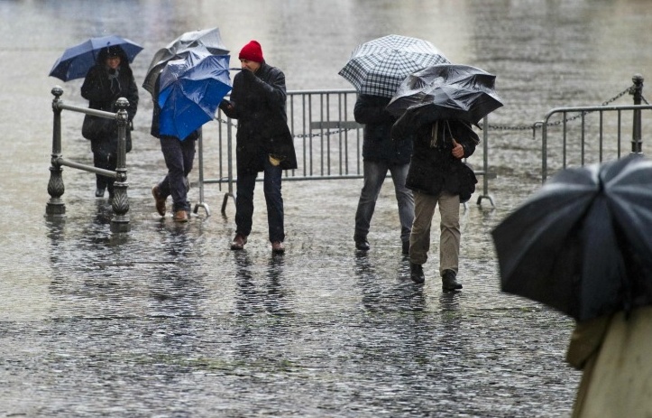 Aprite gli ombrelli l’estate finisce stasera: previsti temporali e raffiche di vento