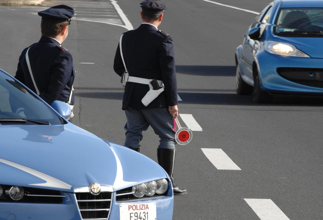 Fermato, gli ritirano la patente ma.. non ce l’ha