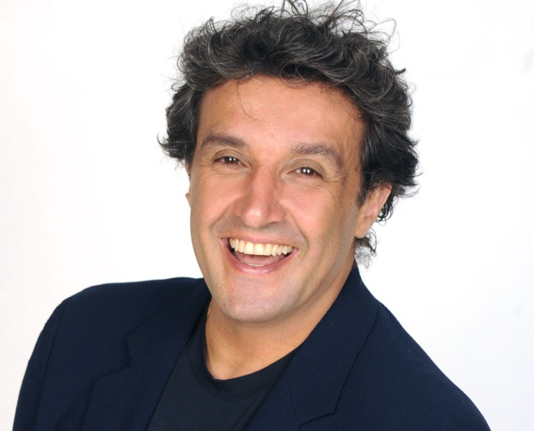 Flavio Insinna annulla la tournée: al Coccia arriva Pozzetto