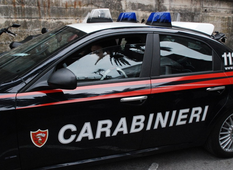 Guida in stato di ebbrezza e permesso di soggiorno scaduto: pizzicati dai carabinieri