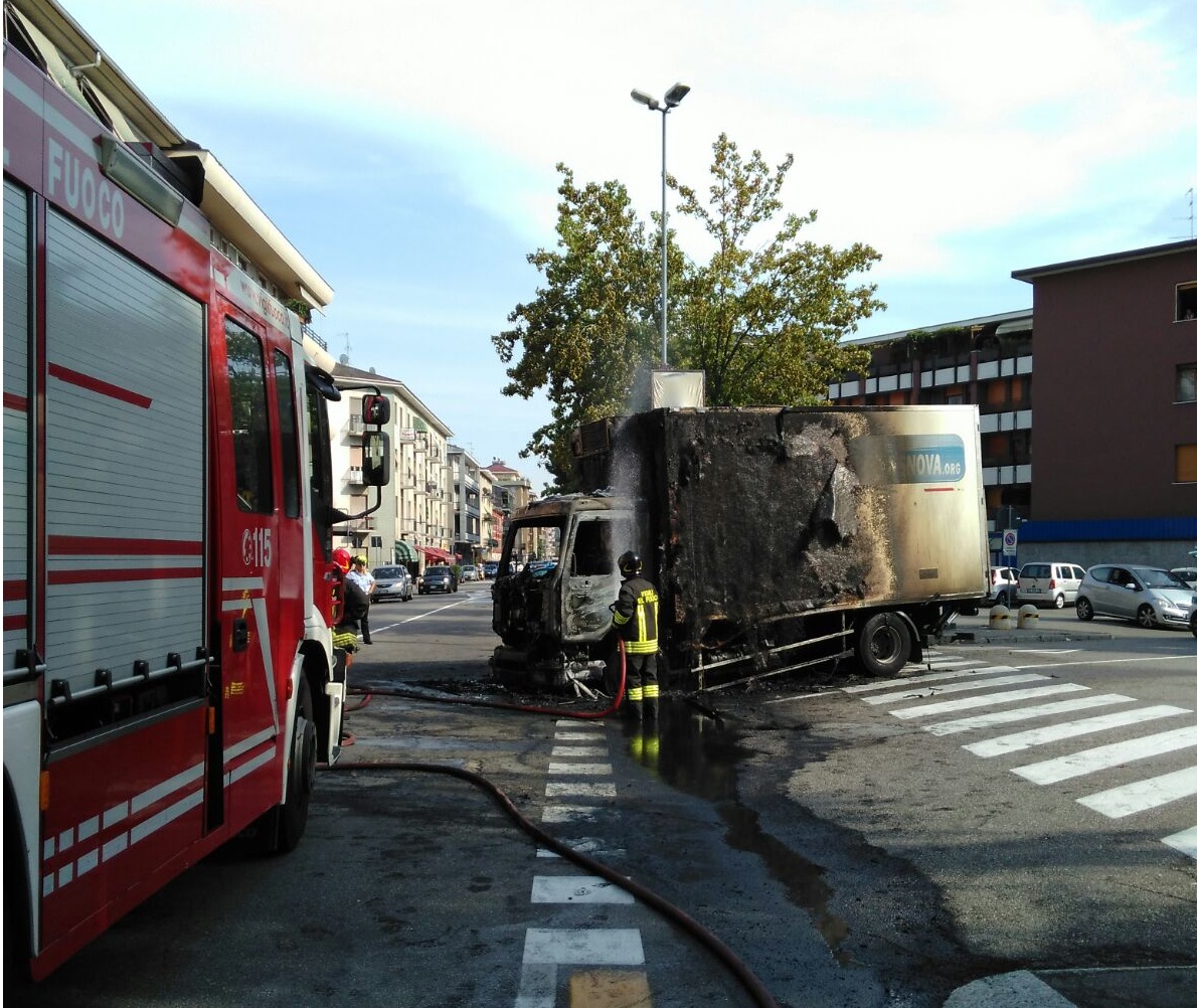 Il camion prende fuoco alla Bicocca