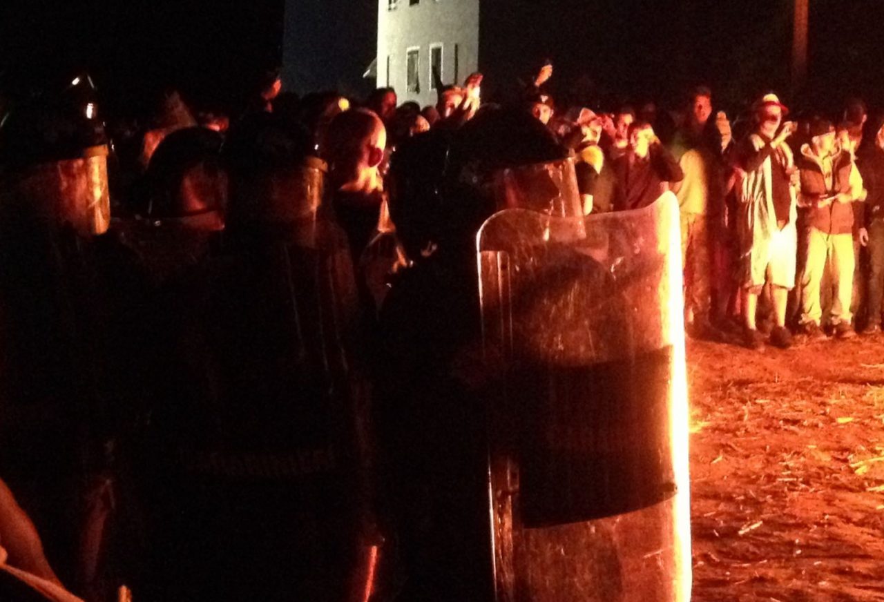 Incendiano un bagno chimico e intervengono i carabinieri
