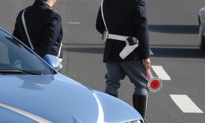 La polizia la aiuta e la porta in ospedale: lei insulta agenti e dottori