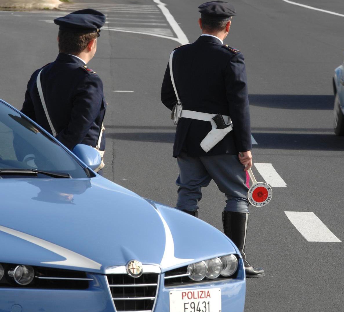 La polizia la aiuta e la porta in ospedale: lei insulta agenti e dottori