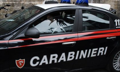 Scende un attimo sotto casa e la rapinano