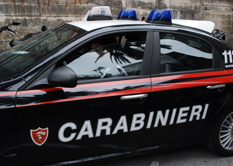Scende un attimo sotto casa e la rapinano