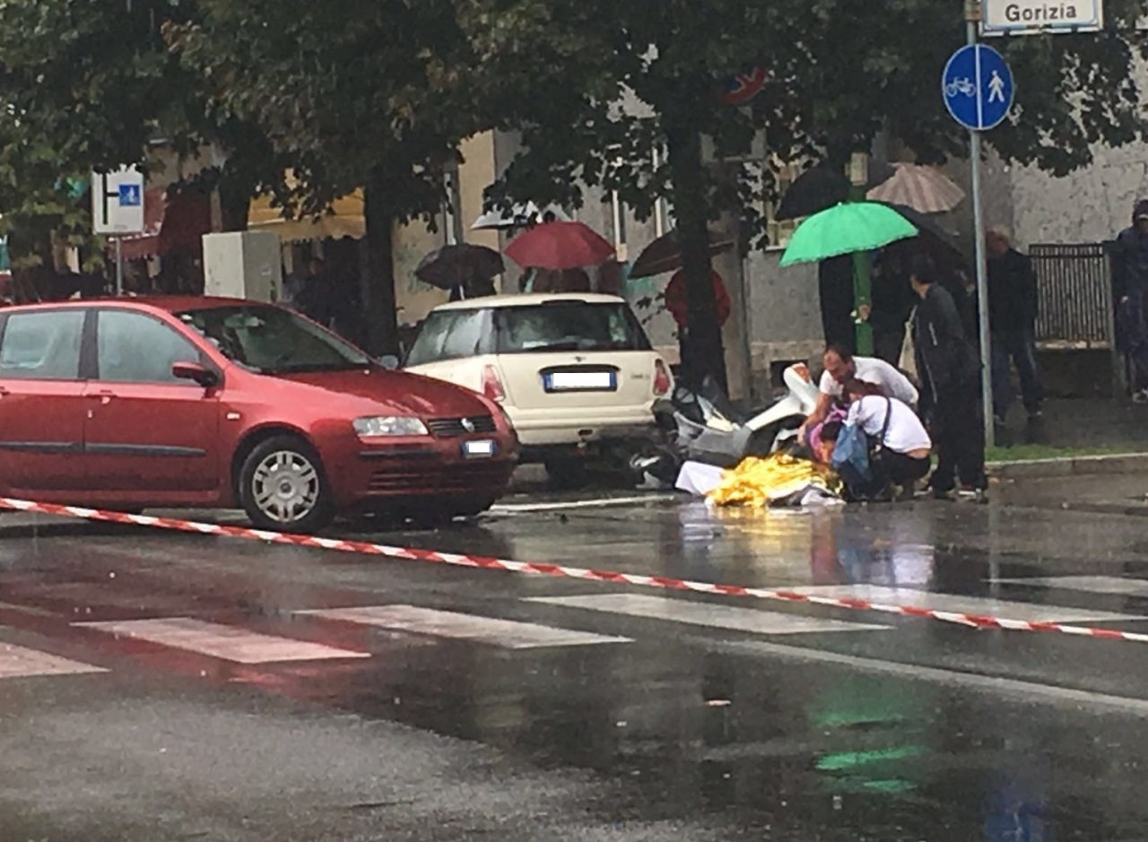 Terribile incidente in viale Giulio Cesare: muore giovane motociclista