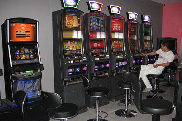 Ancora ladri di macchinette videopoker in azione