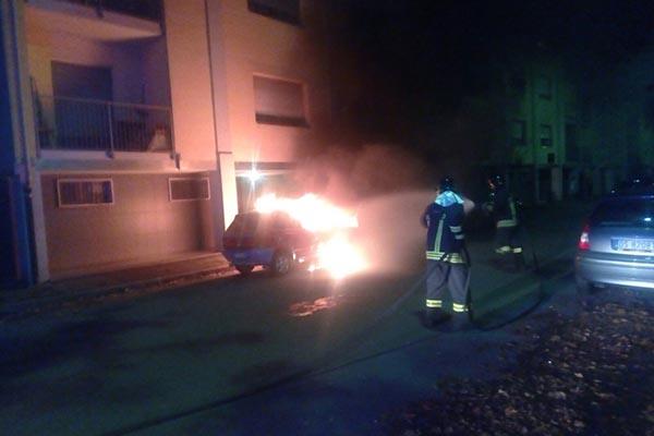 Auto in fiamme alla Rizzottaglia