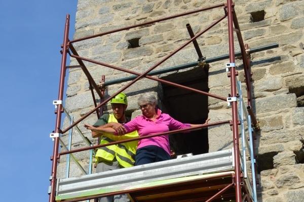 Borgomaneresi “alpinisti” per visitare la torre della Baraggiola