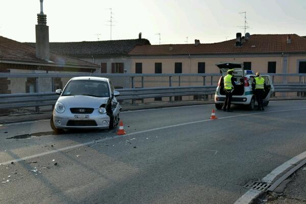 Bus contro auto sul cavalcavia Porta Milano