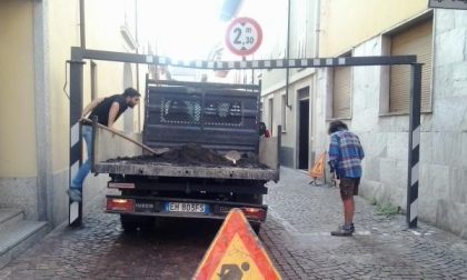 Col mezzo troppo alto nella strada vietata, danneggia una sbarra