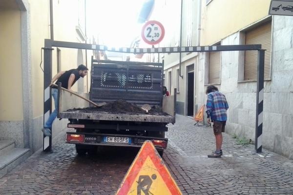 Col mezzo troppo alto nella strada vietata, danneggia una sbarra