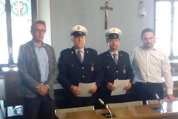 Encomio speciale a due agenti della Polizia municipale