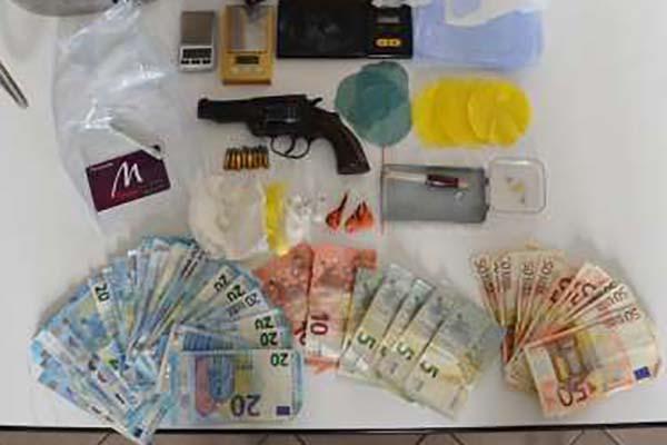 In manette per detenzione di droga ai fini di spaccio e ricettazione