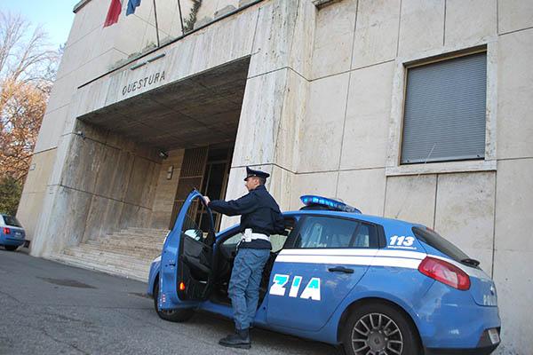 Infastidiscono i passanti, Polizia interviene in zona stazione
