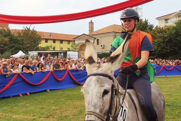 Palio degli Asini, vince una studentessa di 18 anni