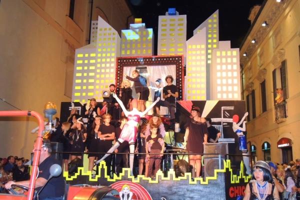 Sfilata dei carri, vince un carro ispirato ad un musical (fotogallery)