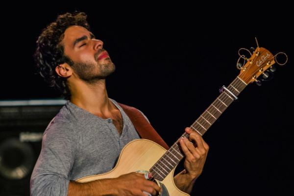 Un chitarrista cosmopolita “social” a un Paese a Sei Corde