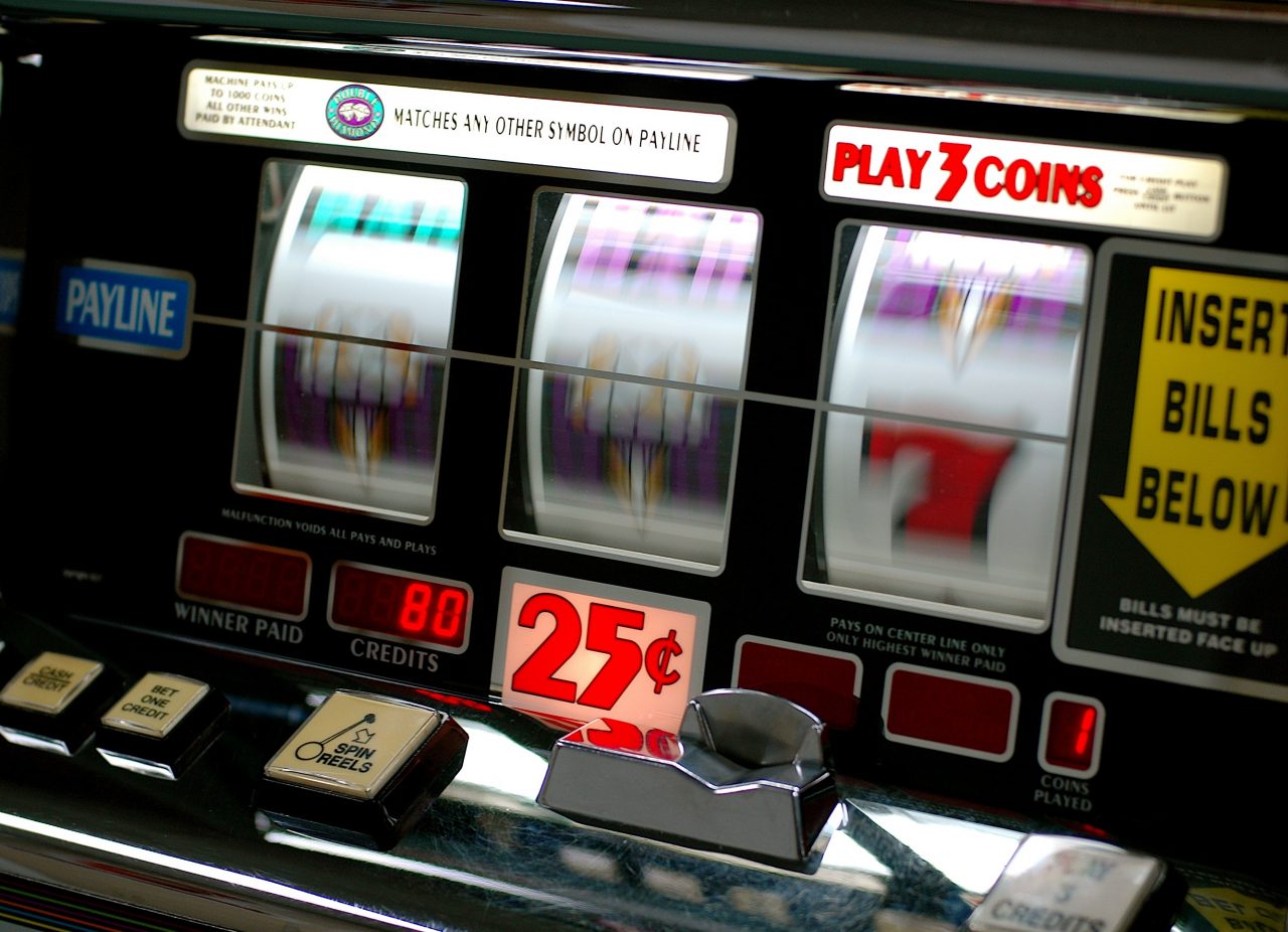 13 mila euro di multa ai gestori di bar con slot ad Arona in un anno