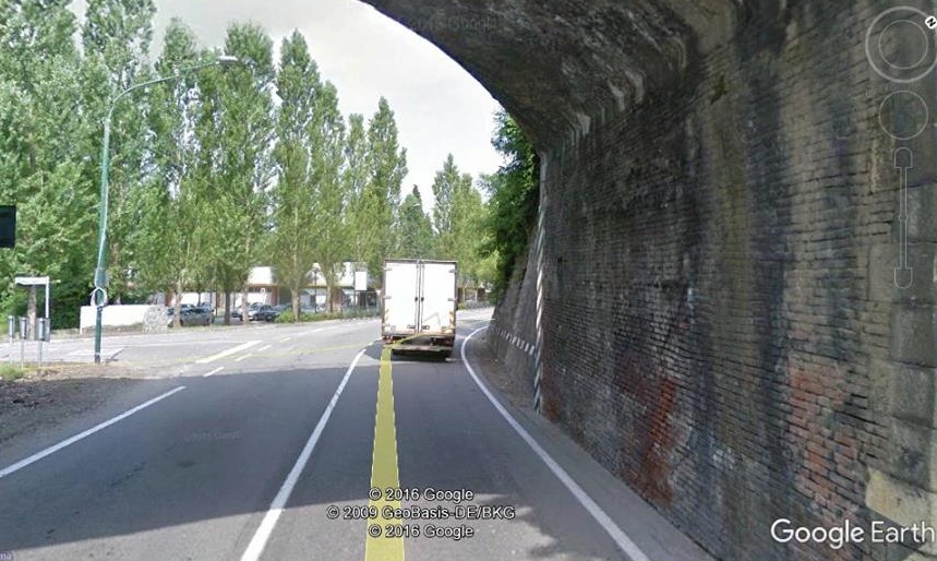 Arriva l’ennesima rotonda: all’inizio di viale Baracca entrando in Arona