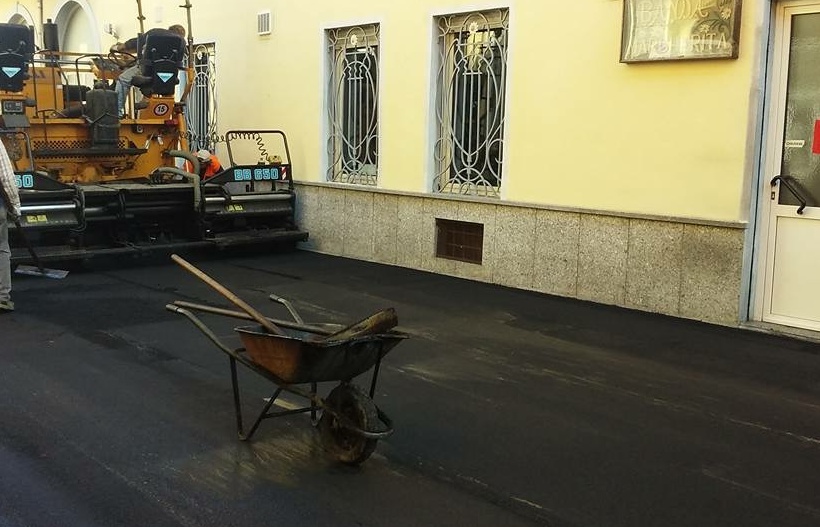 Cameri, gettata di catrame all’uscita dei bimbi da scuola: mamme infuriate