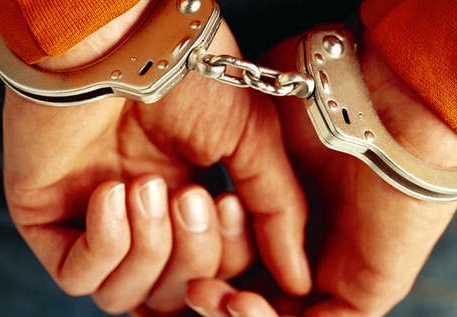 Costringeva con minacce l’amico a fare acquisti per lui: arrestato