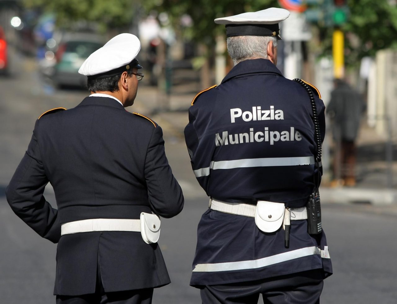 Mendicante insulta e minaccia i vigili urbani a Trecate
