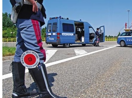 Multato in bicicletta: passava con il rosso e parlando al cellulare
