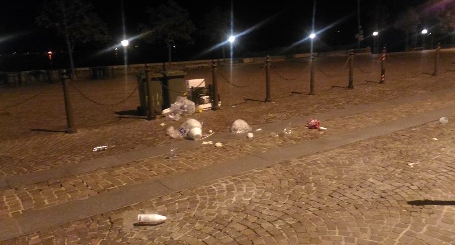 Notte di inciviltà in piazza ad Arona